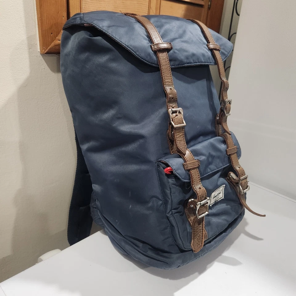 Mochila grande Herschel Supply Little America azul marino de nailon acolchada para computadora portátil de senderismo Foto 3 de 4