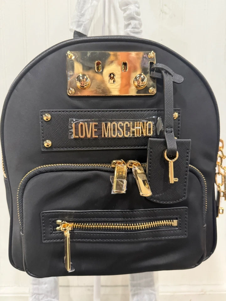 Mochila Love Moschino de nailon negra con herrajes dorados y múltiples bolsillos con cremallera Foto 2 de 4