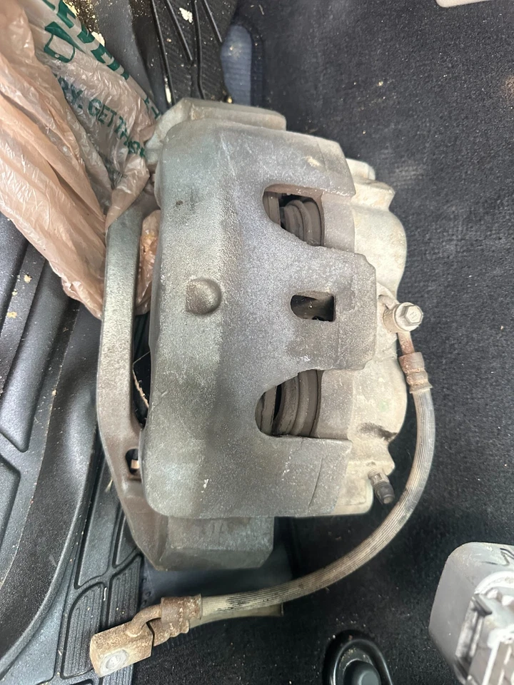 PINZA DE FRENO DELANTERA LADO CONDUCTOR NISSAN TITAN NV1500 NV2500 NV3500 XD LH 16-23 Foto 2 de 3