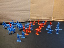 VINTAGE 1" MADE IN HONG KONG COLONIAL PLASTIC FIGURES/HORSES LOT OF 37