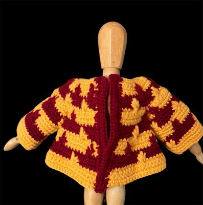 Handarbeit gehäkelt Strickjacke Garn neu kleines Spielzeug Puppe Bär süße Kleidung gelb rot