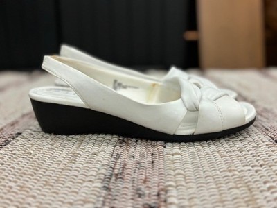 Cabin Creek Ladies 8M White Slingback Flats With Knot Design