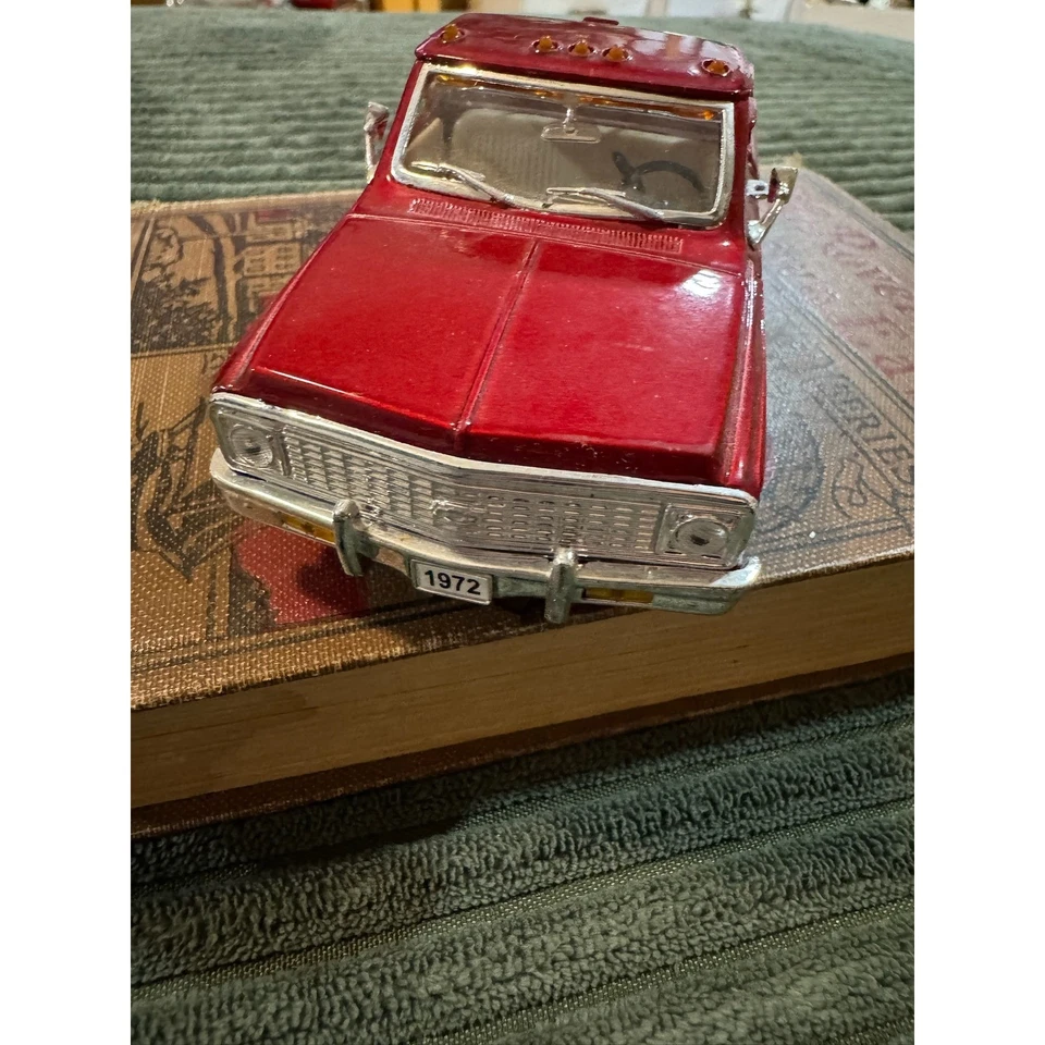 1972 Chevrolet Cheyenne Pick Up Truck Vermelho Branco Diecast Modelo Escala 132 - Imagem 4 de 4