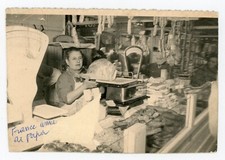 PHOTO, métier boutique magasin boucherie bouchère charcuterie étal balance