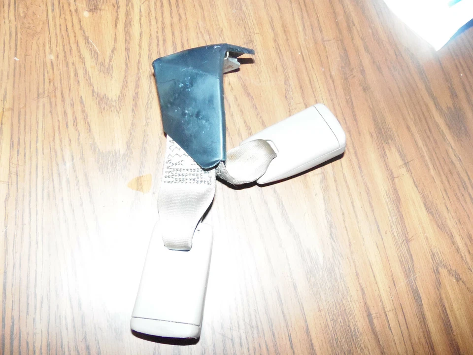 OEM 1996-1999 Ford Taurus Rear Left & Center Seat Belt-Buckle Foto 2 de 2