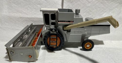 Vintage 1982 ERTL 1:32nd Scale Allis Chalmers Gleaner L3 Combine, #1207 - Picture 2 of 18
