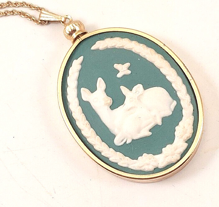 Vintage FRANKLIN MINT Green & White Porcelain Deer Pendant Necklace 1981