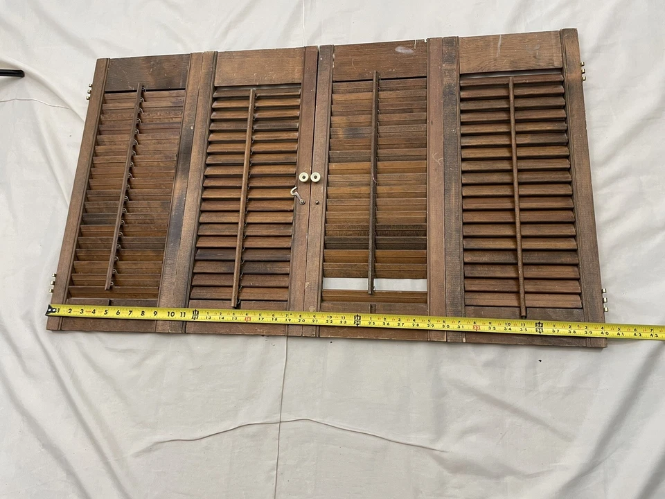 Persianas de madera 24x20 ligeramente angustiadas de colección plantación huracán con persianas Foto 3 de 4