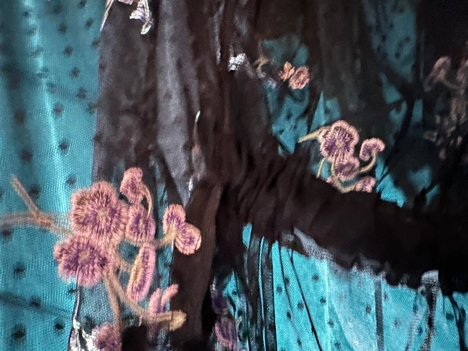 Dolman Hecho a Mano Punto Negro Transparente con Flores Bordadas Púrpura | Jennafer Grace Foto 4 de 4