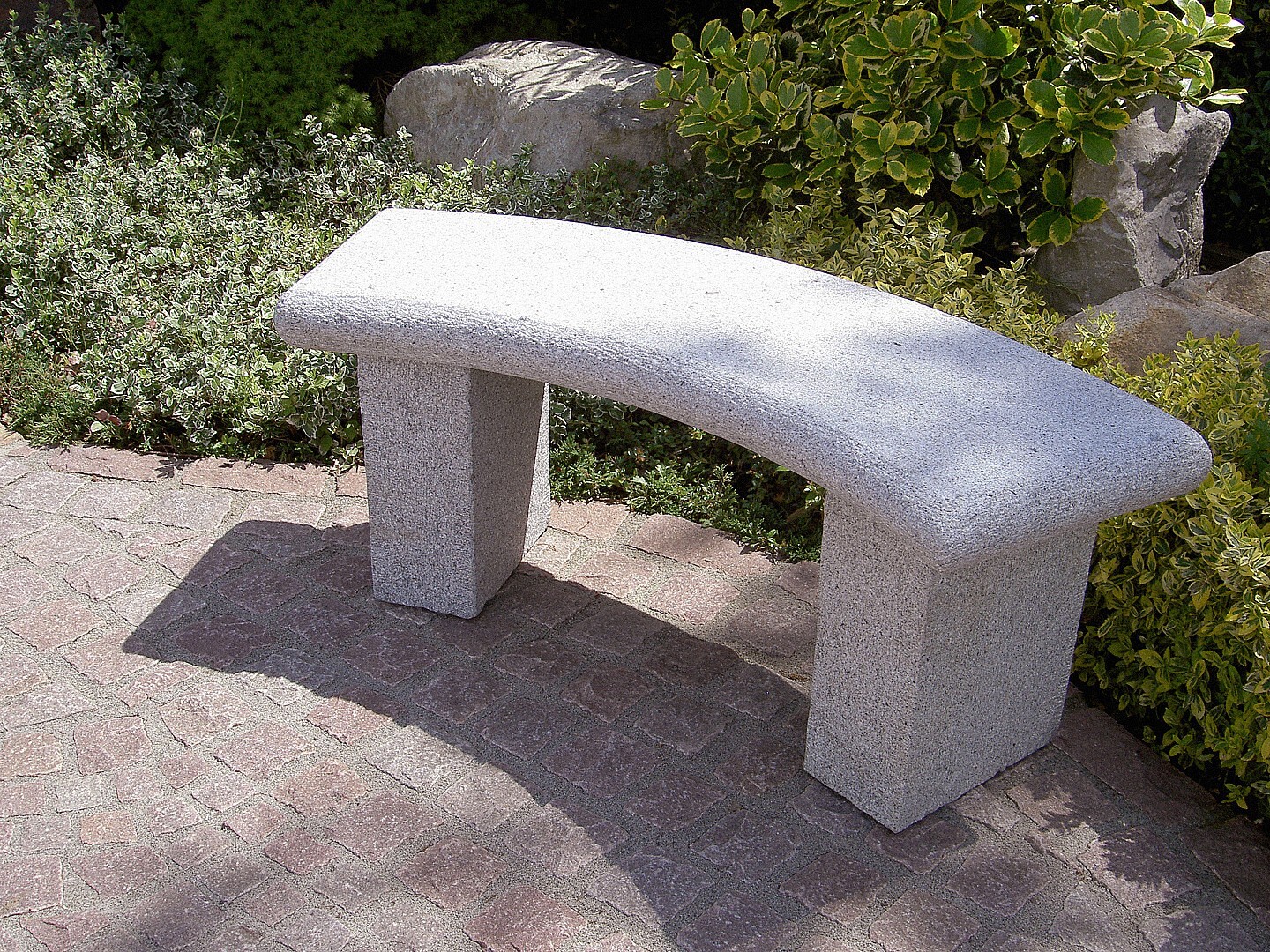 Bank Basic Granit halbrund, grau, geflammt, Naturstein