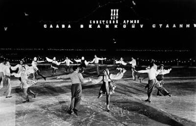 Ice skaters at the All Russian winter sports parade 1948 Switzerland Old Photo