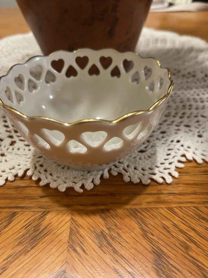 Tigela Lenox Heart Collection com pés de porcelana acabamento dourado corações perfurados - Imagem 2 de 4