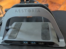 Pionowy stojak na laptopa Aestoria ze zintegrowanym koncentratorem USB-C / stacją dokującą