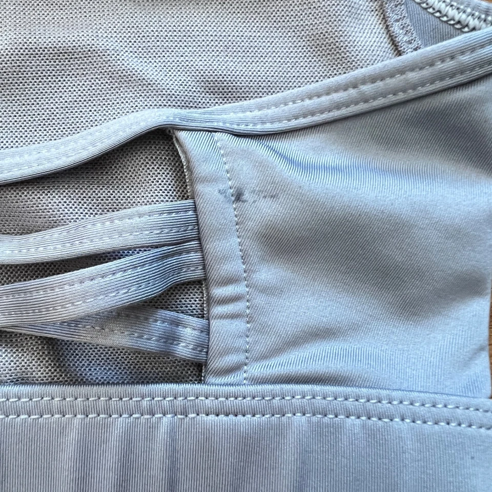 Sujetador deportivo Victoria's Secret talla S gris espalda deportiva tiras cuello en V Foto 3 de 4