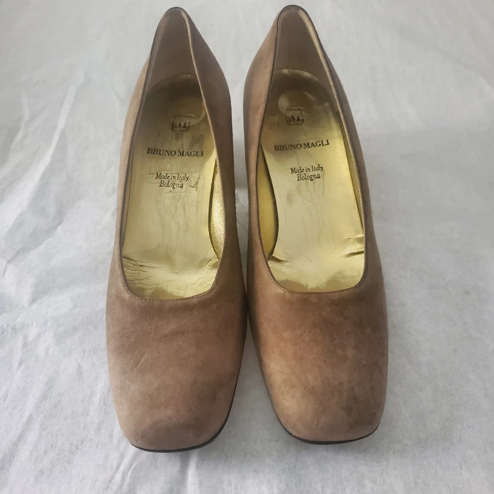 Bomba Bruno Magli Marrón Gamuza Cuero Talla 7B Metal Tacón Ornamentado Hecho en Italia Foto 2 de 4