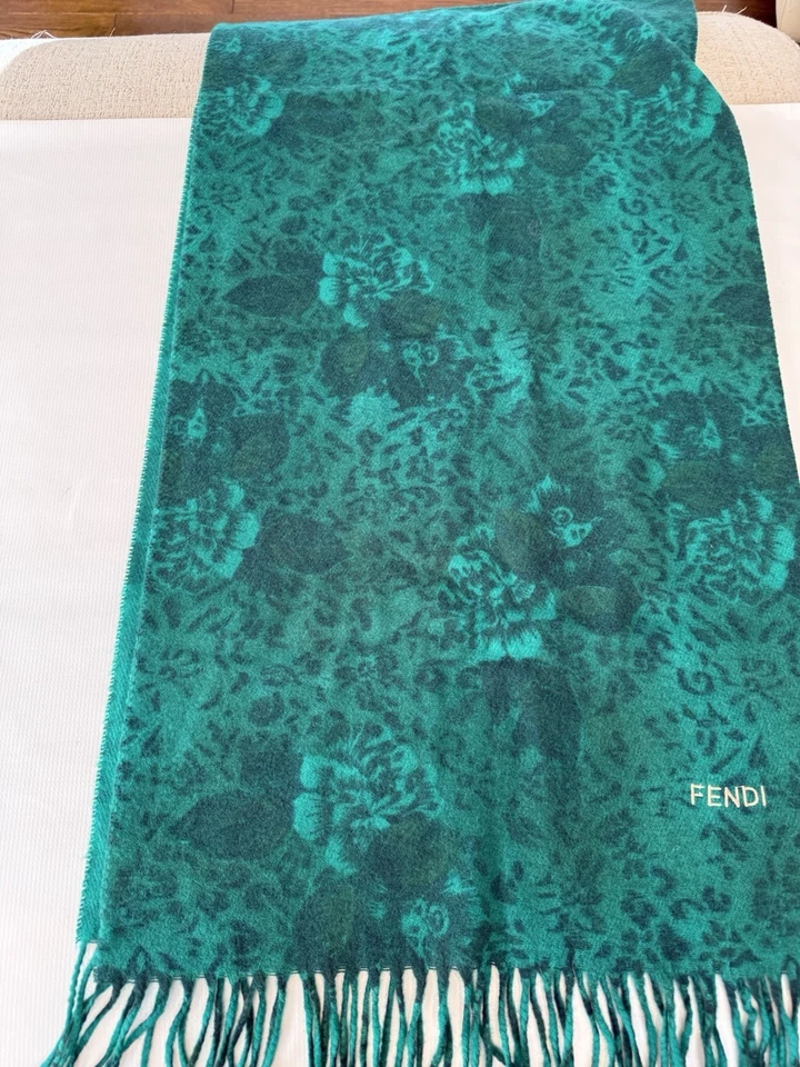 Hermosa Bufanda Chal Acrílico Floral Fendi Color Verde Hecha en Italia Foto 4 de 4