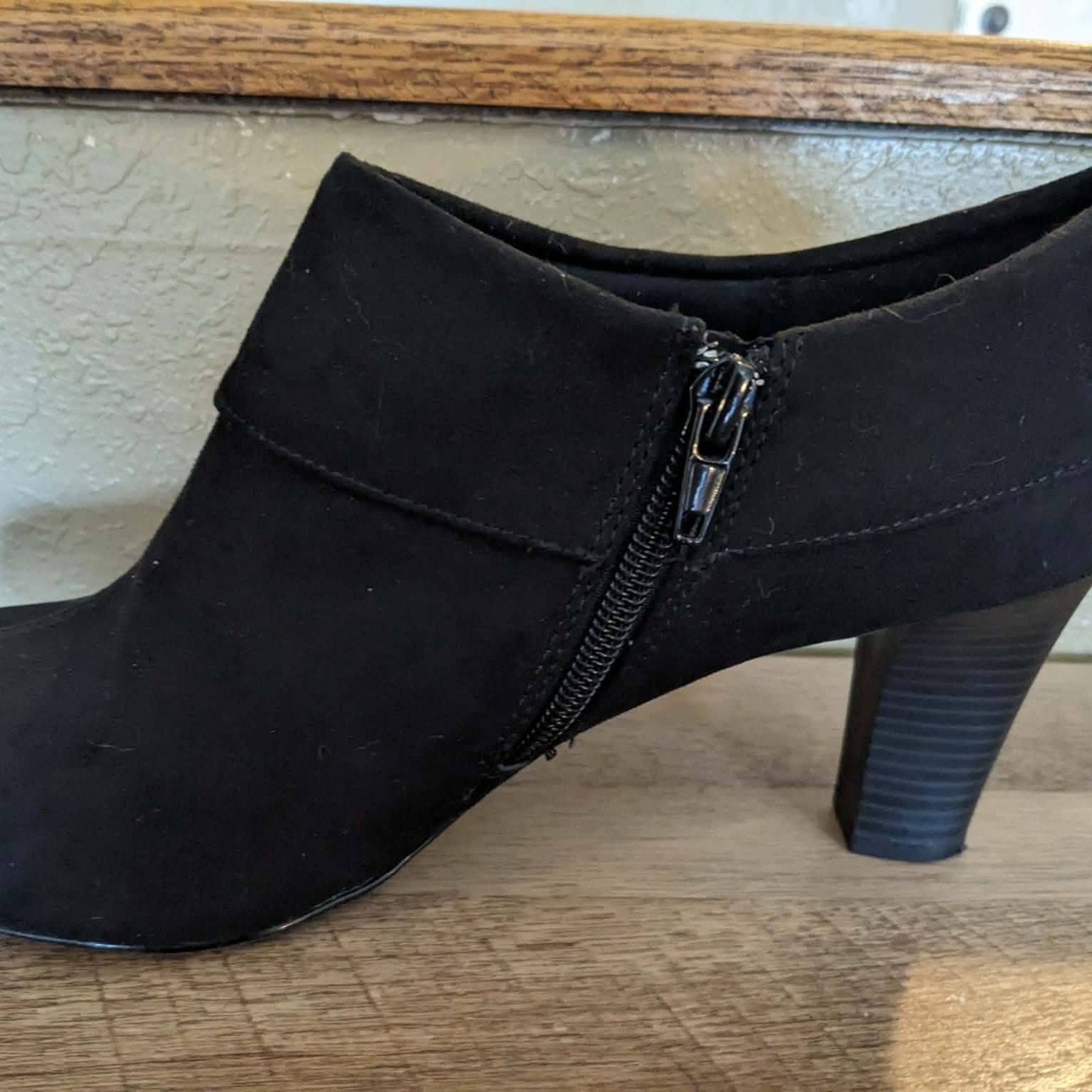 Coach and Four Black Suede Booties 9.5 Side Zip Bows - 3 inch heels - VGUC  thumbnail 4