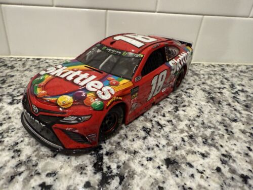 2019 #18 Kyle Busch Skittles Spring Bristol Win 1/24 NASCAR Diecast W Trophy - Picture 2 of 7