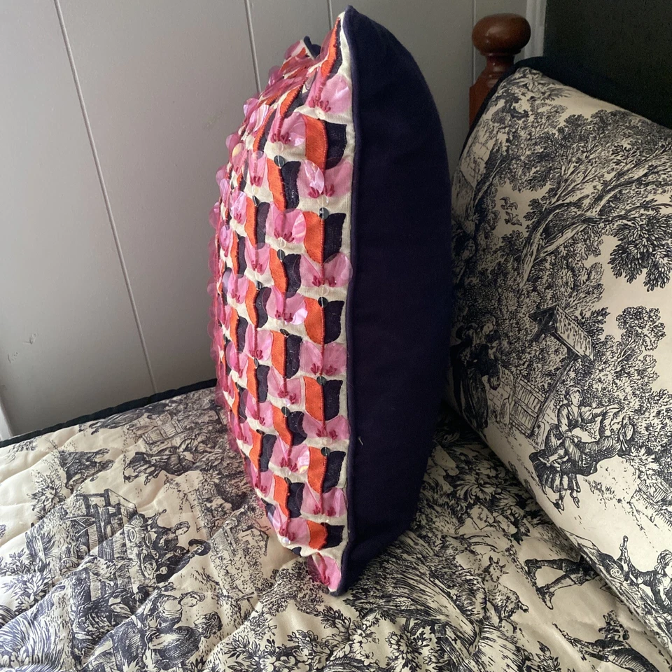 Almohada Kate Spade York Tulip Deco Inserto Pluma COMO NUEVA Bordado, Aplique Foto 3 de 4