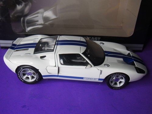 Ford GT Concept 1/18 Scale Die Cast Car White W/ Blue Bean Stalk Group #10021 - Picture 6 of 7