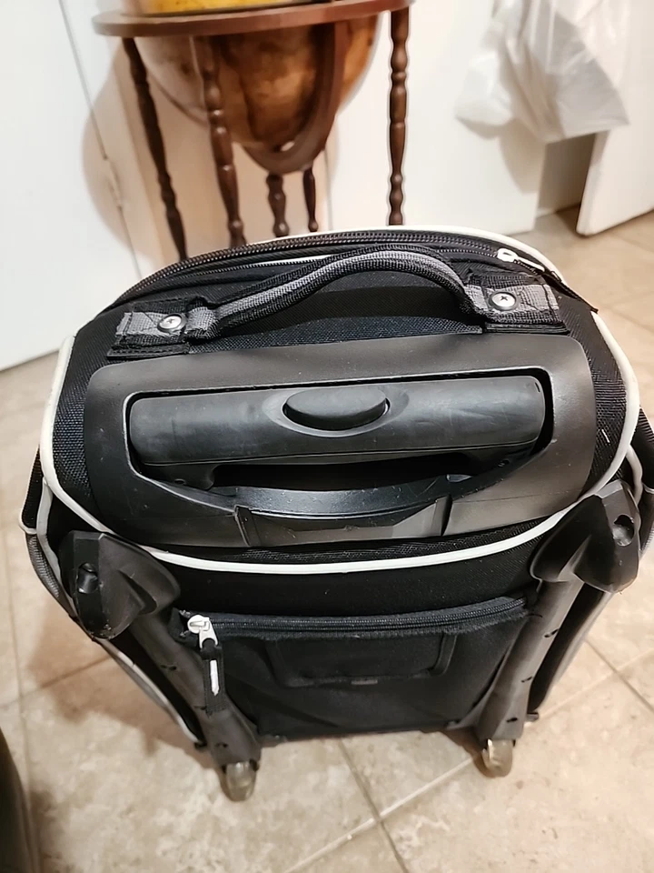 Bolsa de viaje con ruedas Ogio Layover para pasar la noche logotipo en muy buen estado Foto 4 de 4