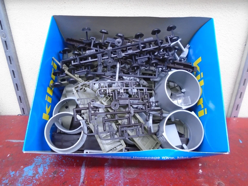 Kibri 16507 20 Axle Heavy Duty Flat Car Kit DB Class Uaai 687.9 w/Generator Load - Image 4 of 4