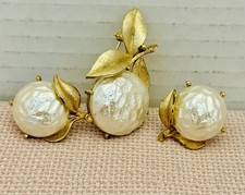 VTG Signed Sarah Coventry Faux Pearl Brooch & Matching Clip Earrings