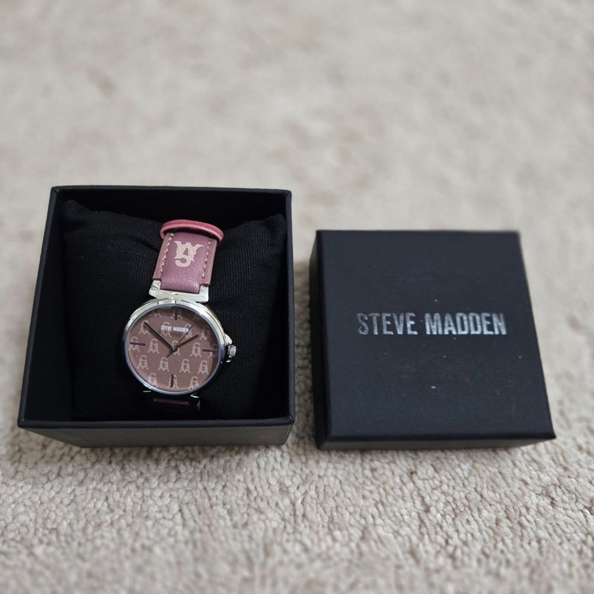 New Steve Madden Women display picture 2