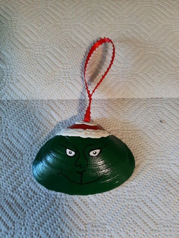 GRINCH CHRISTMAS ORNAMENT-CLAM SHELL HAND MADE SFH