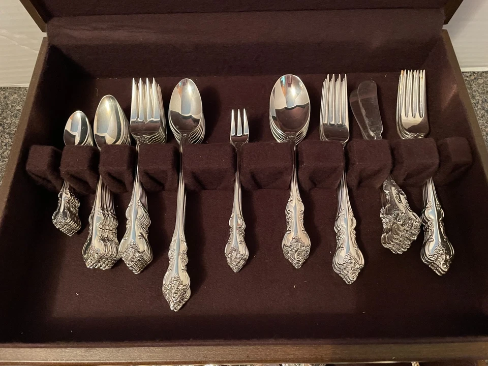 1847 Rogers Bros REMEMBERANCE Silver Plate Service For 8+ CHEST/Serving Pcs 78 - Image 2 of 4