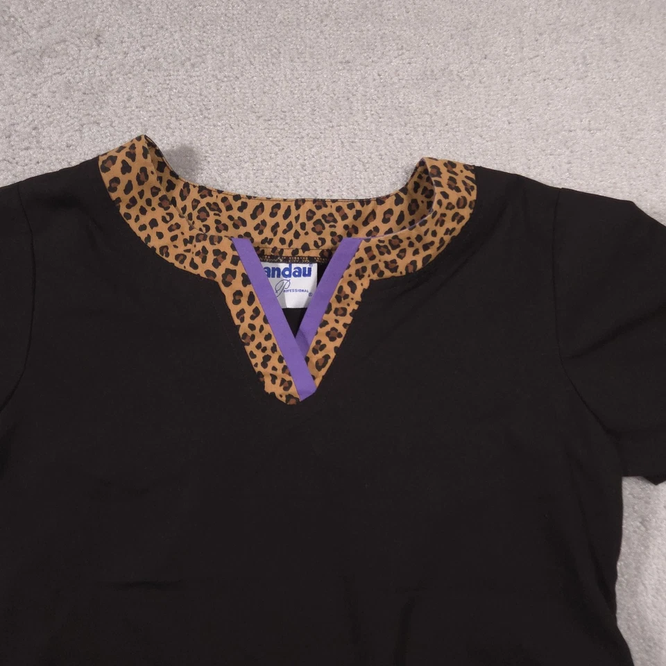 Camisa Landau Medical Scrub Feminina Média Preta Leopardo Decote V Bolsos Top - Imagem 3 de 4