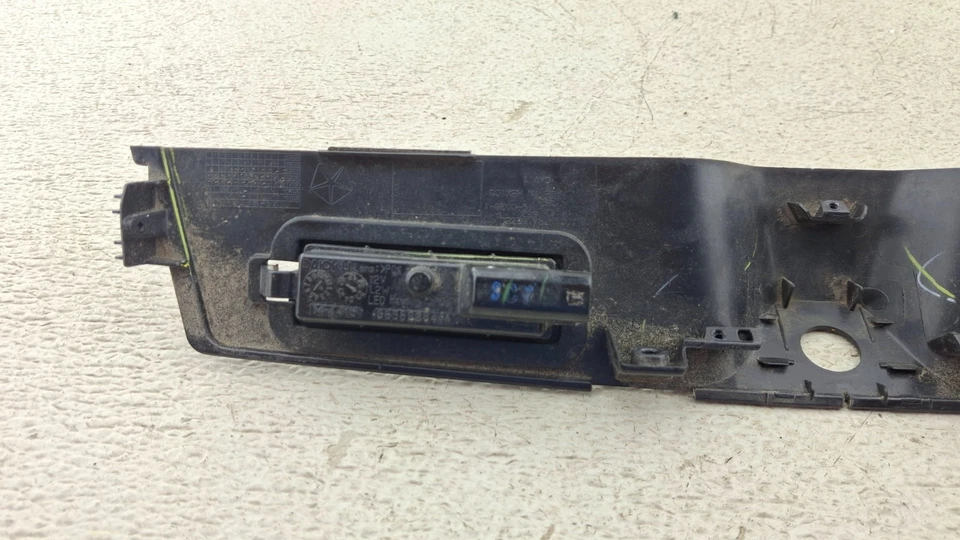 Jeep Compass 2022-2024 puerta levadiza matrícula luz lámpara panel cámara bisel OEM Foto 4 de 4