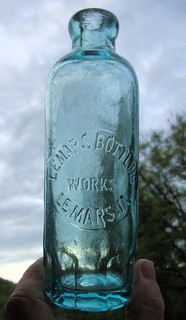 Crude LE MARS BOTTLING WORKS BLUE AQUA MUG BASE HUTCH SODA BOTTLE LE MARS IOWA