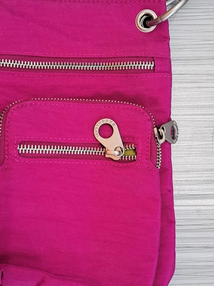 Bolso Bandolera Baggallini Magenta Múltiples Compartimentos Ajustar Correa Rosa Caliente  Foto 4 de 4