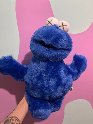 Authentisches Uniqlo Sesamstraße x Kaws Krümelmonster großes Stofftier Plüschtier