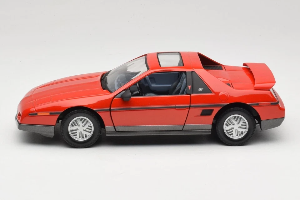 92588 Pontiac Fiero GT Red Road Signature 1:18 - Immagine 4 di 4