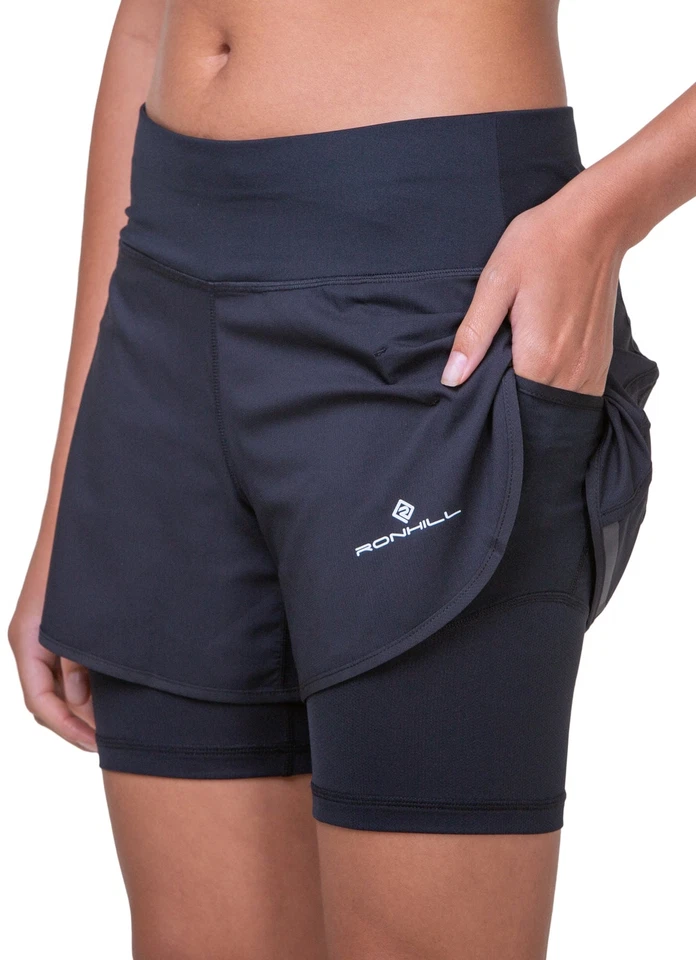 Pantalones cortos para correr Ronhill Tech 4.Twin para mujer negros 2 en 1 4,5 pulgadas dobles de carrera corta Foto 3 de 4