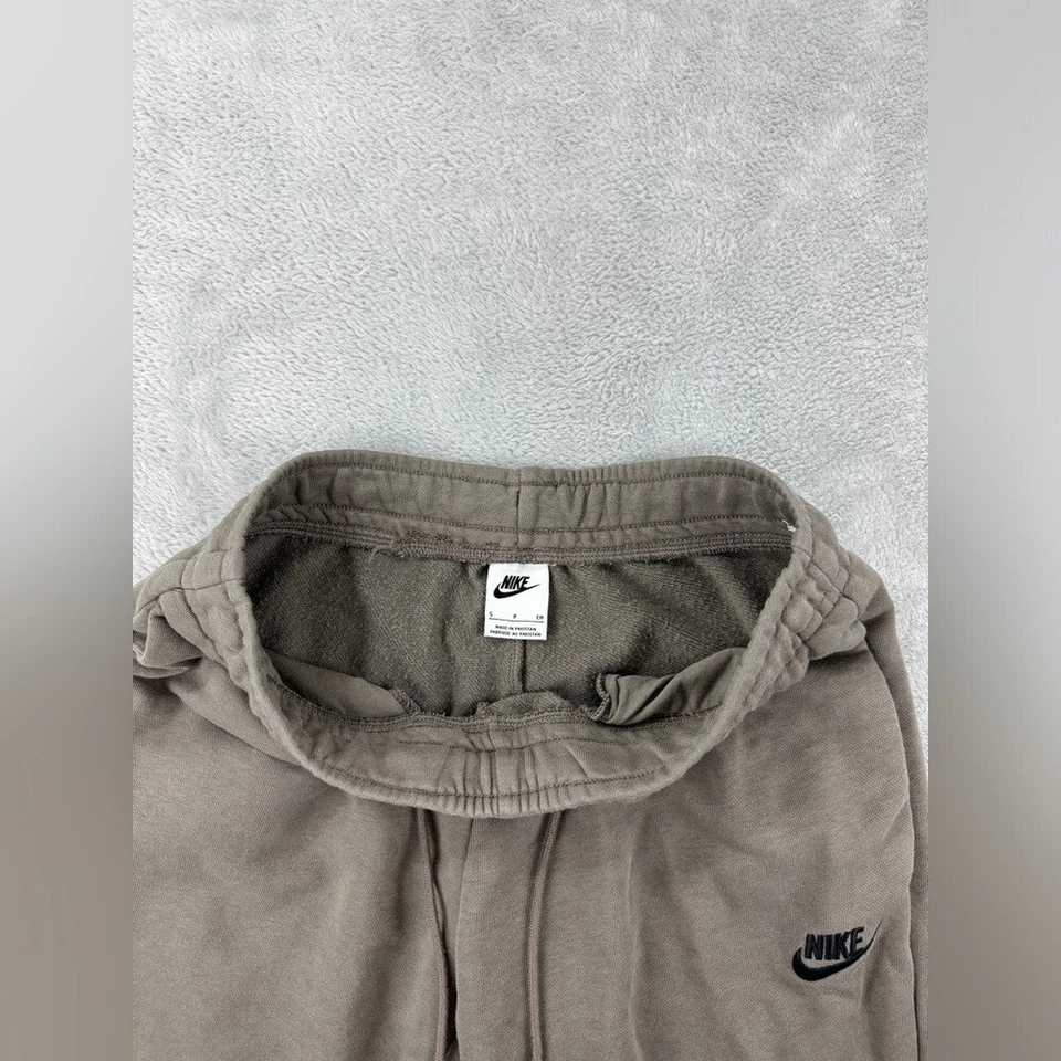 Pantalones deportivos Nike Essentials regulares de vellón gris oliva talla pequeña DX2320-040 para mujer Foto 4 de 4