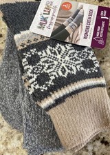 New 2 Pack MukLuks Women  s Crew Sock Size 6-11 Multicolor