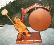 Tisch Gong mit Zwerg und Holzgestell aus dunklen Holz ca. aus den 60er Jahren