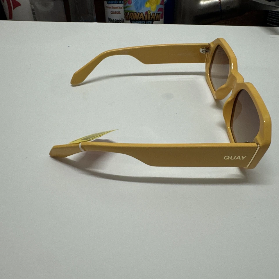 Óculos de sol feminino Quay Hyped Up com estojo novo com etiquetas - Imagem 3 de 4