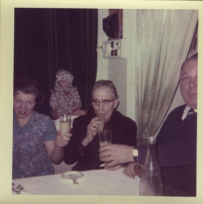 ALTES FOTO - VINTAGE SNAPSHOT - GRUPPE ALKOHOL APERITIF PASTIS LUSTIGE PUPPE