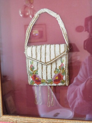 Petit Sac Vintage En Perles Des Années 40 - Brodé Motif Floral Blanc - Encadré Bois Doré