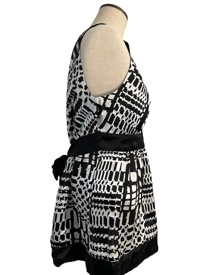 Blusa ECI New York 100 % seda para mujer talla 10 negra blanca geométrica cremallera lateral Foto 2 de 4