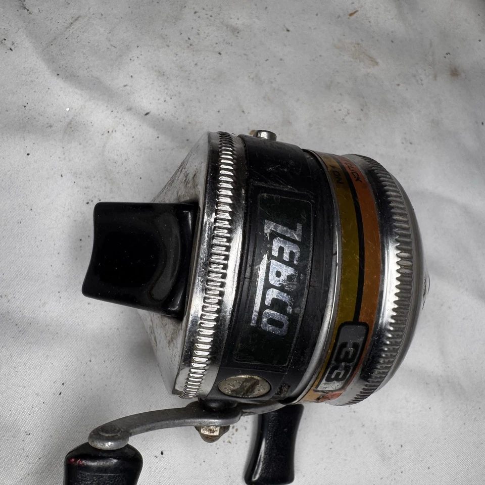 Carrete de fundición giratorio Zebco 33 de colección - Cinta naranja pie de remache único - Hecho en EE. UU. Foto 4 de 4