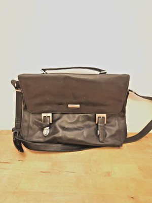ESPRIT Umhängetasche   schwarz, Lederoptik   40 × 27 cm   mit Gebrauchsspuren