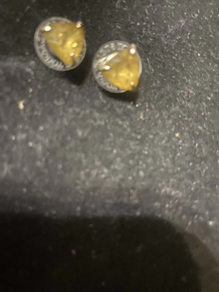 Kendra Scott Tono Plata Piedra Marrón Forma Triangular Con Postes Foto 2 de 4