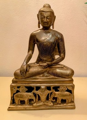 Antike Bronze-Statue Buddha Shakyamuni mit durchbrochenen Elefanten-Sockel.