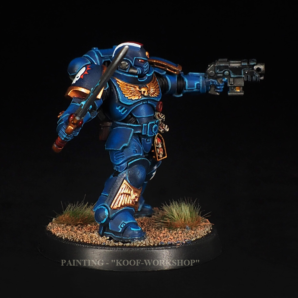 Warhammer Primaris Lieutenants, armed with a power sword and bolt pistol Beperkte voorraad
