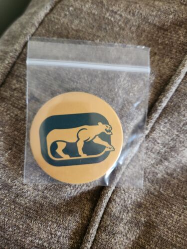 CHICAGO COUGARS WHA 2.25 PIN NEW - Afbeelding 1 van 2